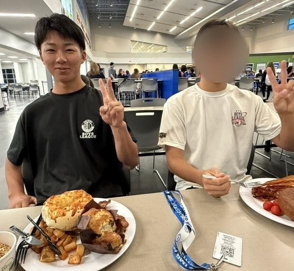 （食堂での朝食）