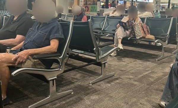 （乗り継ぎのため待機中）
